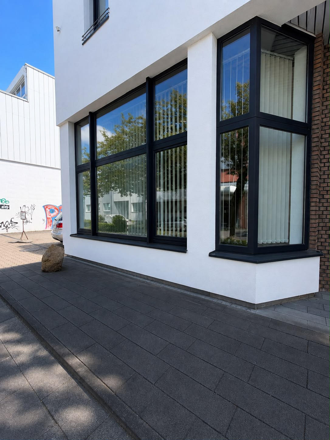 Fenster und Rahmen im Gesamtbild — referenz