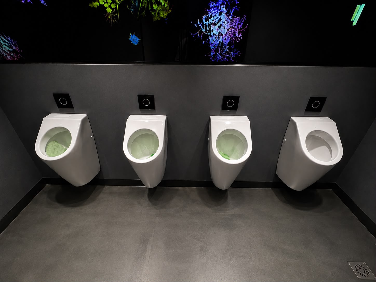 Urinalanlage im Gewerbeobjekt — referenz