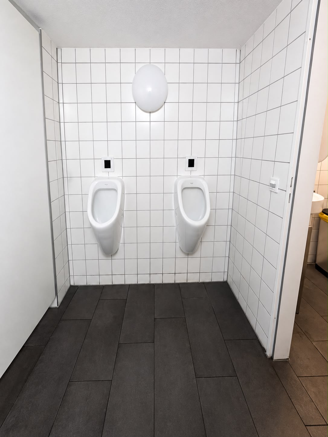 Helle Urinalanlage — referenz