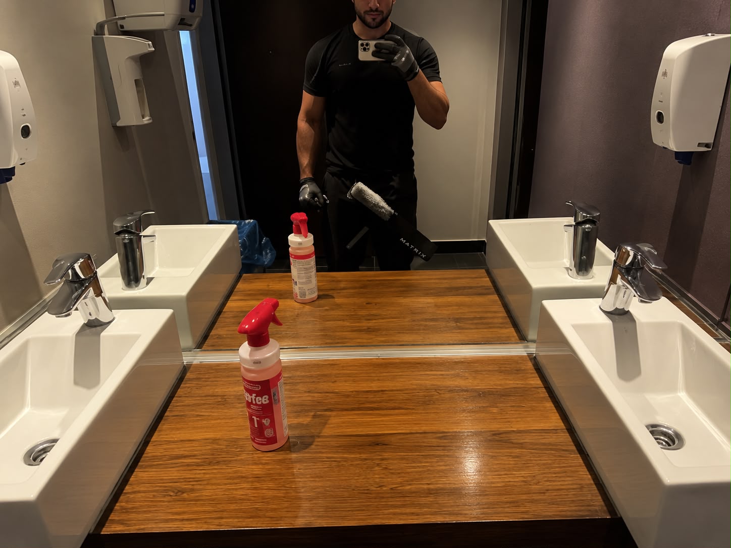 Detailarbeit am Waschplatz — referenz