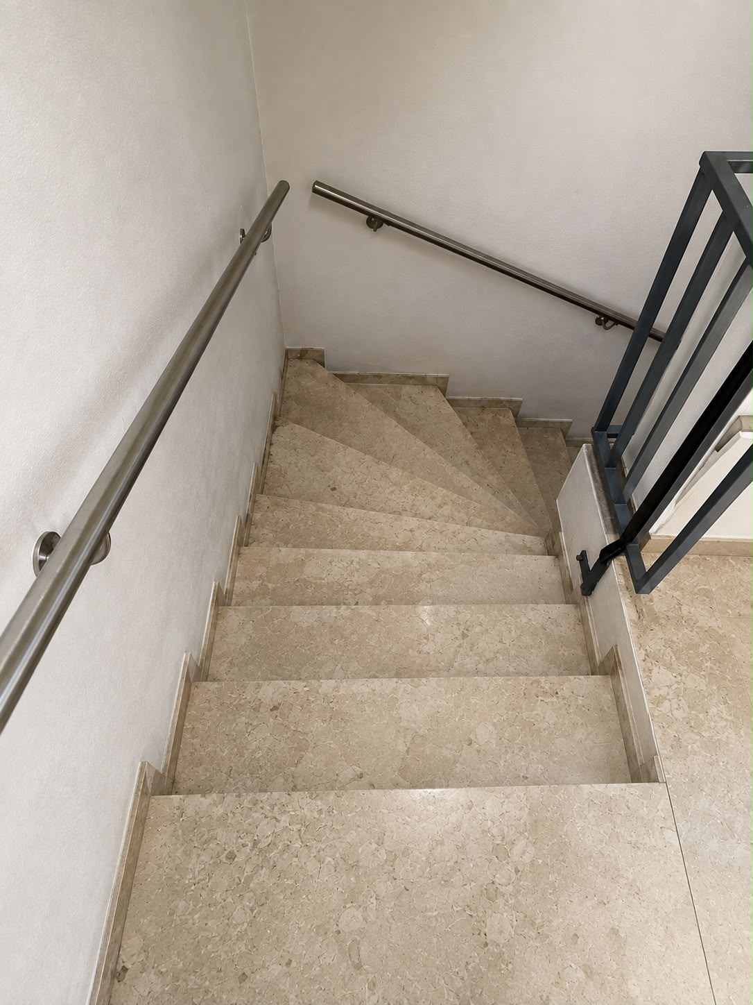 Natursteintreppe sichtbar aufgefrischt — vorher