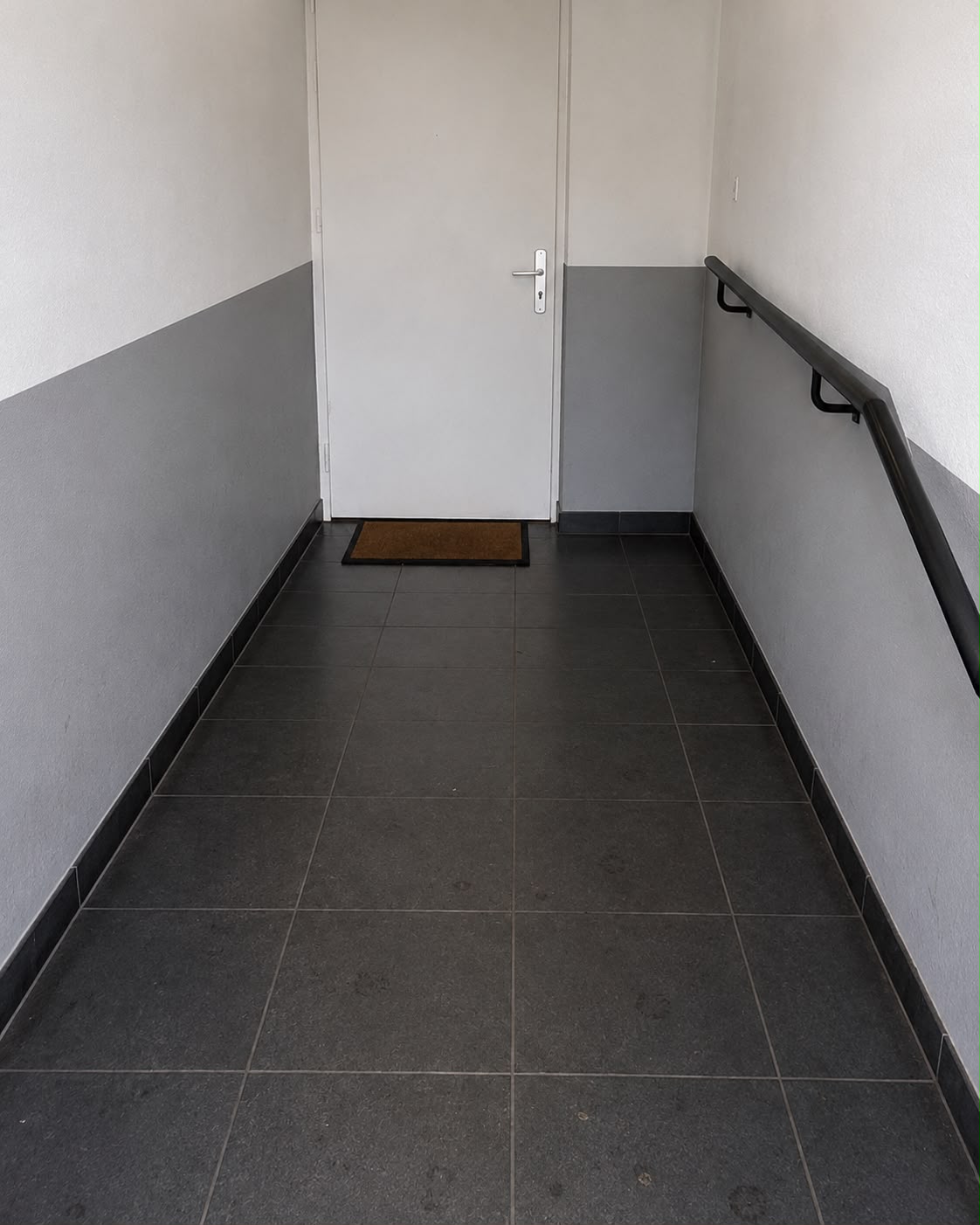 Treppenpodest vor und nach der Pflege — vorher