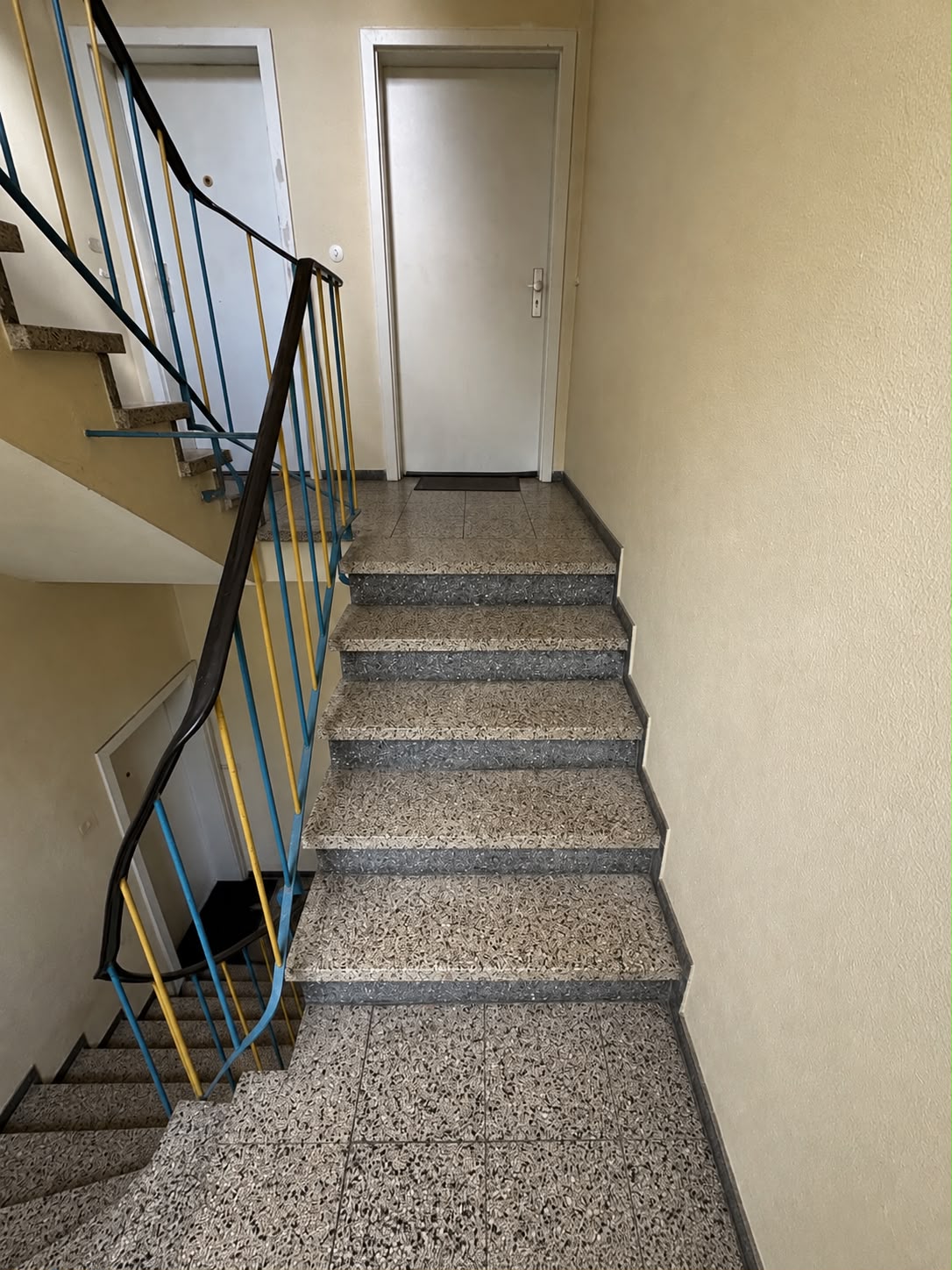 Terrazzo-Stufen im Vergleich — vorher
